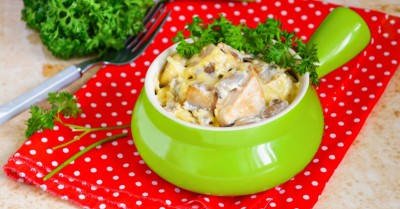 Жульен с курицей грибами и сливками на сковороде