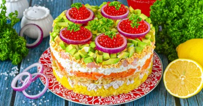Салат Царский с курицей и креветками слоями