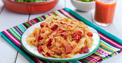 Тушеная капуста с колбасой