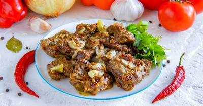 Жареная печень говяжья с луком на сковороде мягкая