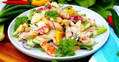 Салат с жареным куриным филе и овощами