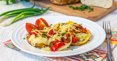 Картошка с помидорами и сыром в духовке на второе