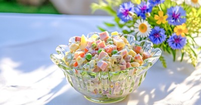 Салат оливье с солеными огурцами картошкой и колбасой