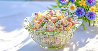 Салат оливье с солеными огурцами и колбасой классический