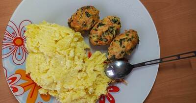 картофельное пюре с морковно-зелёной куриной котлетой