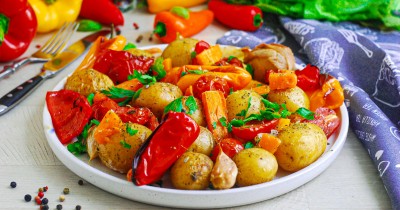 Постный картофель с овощами в духовке