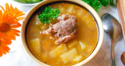 Гороховый суп на говяжьей косточке с мясом