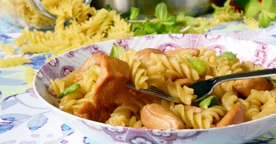 Макароны с курицей в соево-медовом соусе