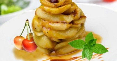 Яблоки на сковороде в карамели с маслом