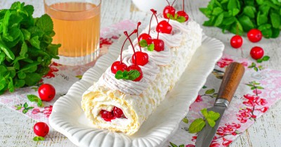 Меренговый рулет с вишней