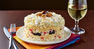 Салат Черный жемчуг с черносливом крабовыми палочками