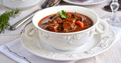 Говядина в томатном соусе тушеная