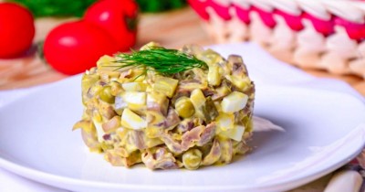 Салат из куриных желудков с луком и грибами
