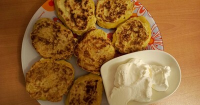 картофельный оладий со сметаной