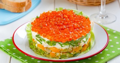 Салат с кальмарами и красной икрой морской