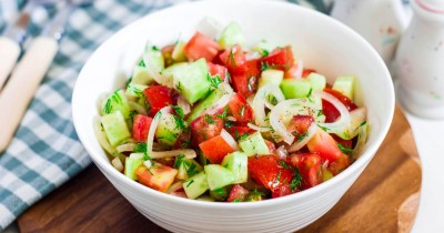Салат из помидоров с огурцом и луком низкокалорийный
