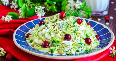Салат из свежей капусты и огурцов простой и легкий