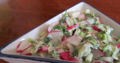 Простой салат из редиски с луком огурцом на скорую руку