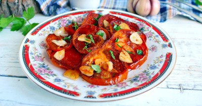 Помидоры на сковороде с чесноком жареные кружочками