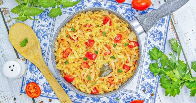 Капуста с помидорами и овощамина сковороде