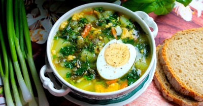 Суп из щавеля и крапивы с яйцом без мяса