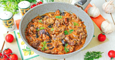 Гуляш с черносливом из мяса говядины на ужин