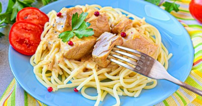 Спагетти с курицей в сливочном соусе на сковороде