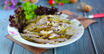 Салат с языком и маринованными огурцами