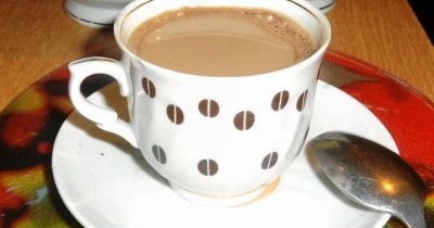 Кофе с молоком, корицей и мускатным орехом