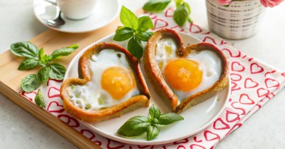Яичница сердечком с сосиской