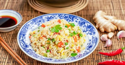 Рис жареный на сковороде с яйцом