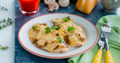 Куриные отбивные с грибами и сыром