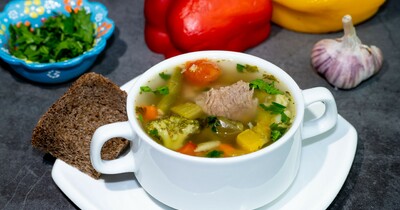 Густой мясной суп с тыквой и овощной смесью