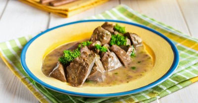 Печень говяжья с подливкой на сковороде