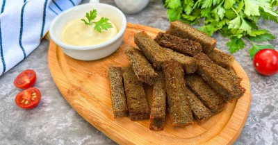 Гренки в аэрогриле из черного хлеба с чесноком