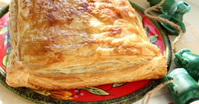 Греческий пирог из слоеного теста с фаршем и сыром