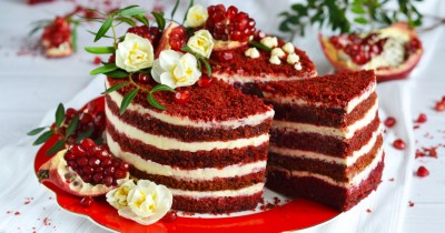 Красивый торт Красный Бархат с кремом чиз