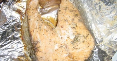 Стейк семги в сметане с вином в фольге