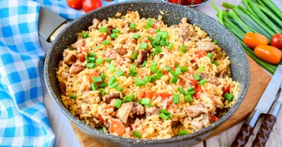 Рис с мясом свинины и овощами на сковороде