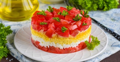 Салат с красной рыбой помидорами и сыром