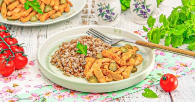 Мясо свинины с солеными огурцами на сковороде на ужин