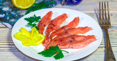 Чтобы соленая рыба при нарезке не разваливалась