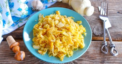 Капуста с яйцом и луком жареная на сковороде