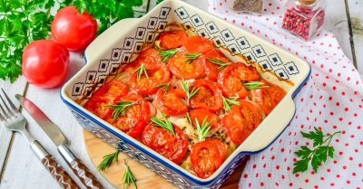Мясо с помидорами луком в духовке