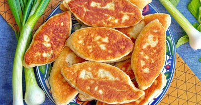 Пирожки на кефире с зеленым луком и яйцом без дрожжей