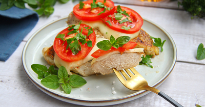 Куриное филе с помидорами и сыром на сковороде