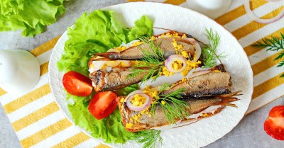 Шпроты классические бутерброд