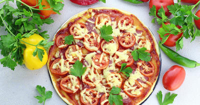 Быстрая пицца в духовке без дрожжей на воде с помидорами