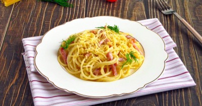 Спагетти карбонара с ветчиной и сливками на сковороде