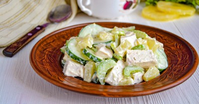 Салат с сельдереем и куриной грудкой